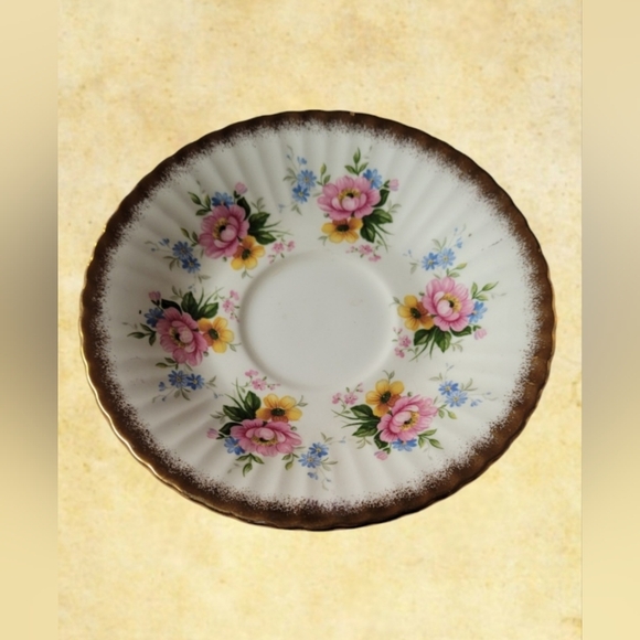 VINTAGE ROYAL VICTORIA FLORAL TEACUP & SAUCER GOLDEN ANNIVERSARY FINE BONE CHINA - Picture 4 of 9